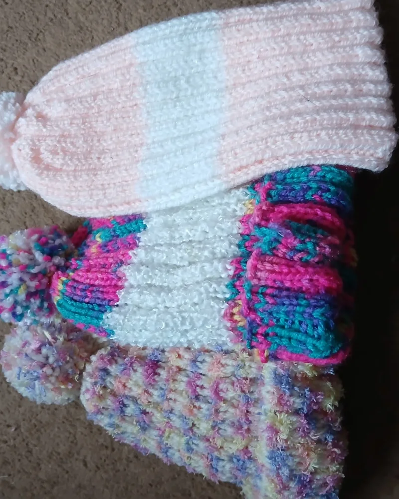 Knitted Bobble Hat, photo 1